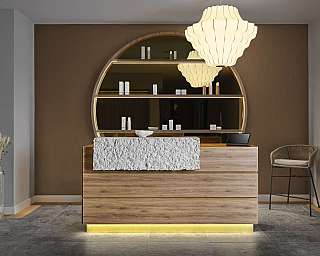 Elegante Rezeption mit Holzdetails und stilvollem Beleuchtungskonzept.