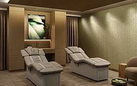 Entspannende Spa-Umgebung mit bequemen Liegen und sanfter Beleuchtung.