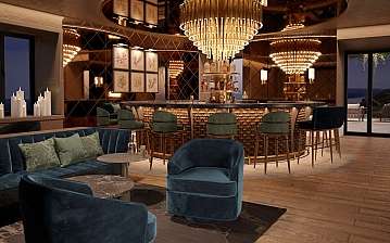 Fünf verschiedene Cocktails auf einer Bar präsentiert.