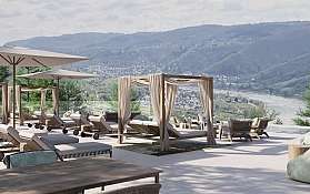 Entspannungsbereich mit Liegen und Blick auf die Landschaft.