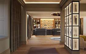 Elegante Empfangsbereich mit stilvollen Regalen und Beleuchtung.