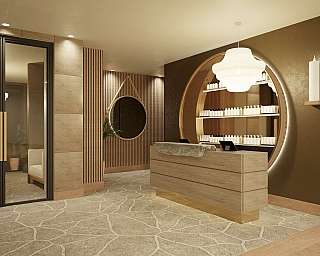 Elegante Rezeption mit Holzdetails und stilvollem Beleuchtungskonzept.