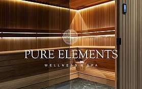 Elegante Sauna mit Holzverkleidung und sanfter Beleuchtung.