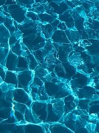 Nahaufnahme von Wasseroberfläche mit Lichtspiel und Wellen.